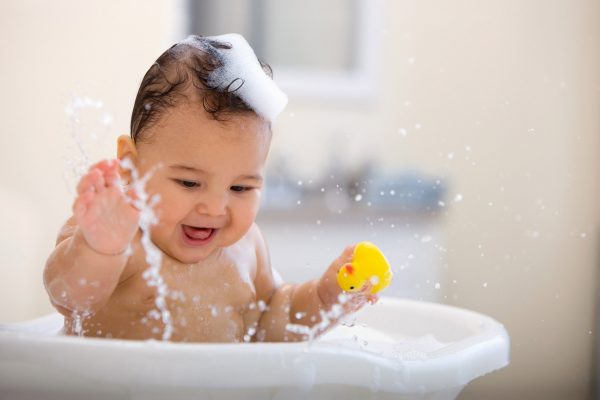 Tắm và vệ sinh cho trẻ